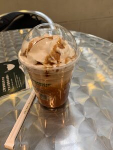 テラス席でフラペチーノ